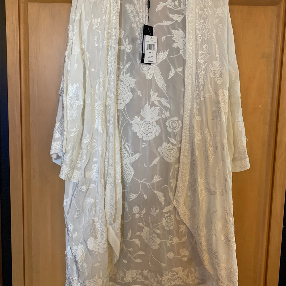 Tolani Half Sleeve White on Whie Kimono OS